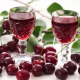 Domaći liker od trešanja: recepti sa listovima i sjemenkama, na vot...